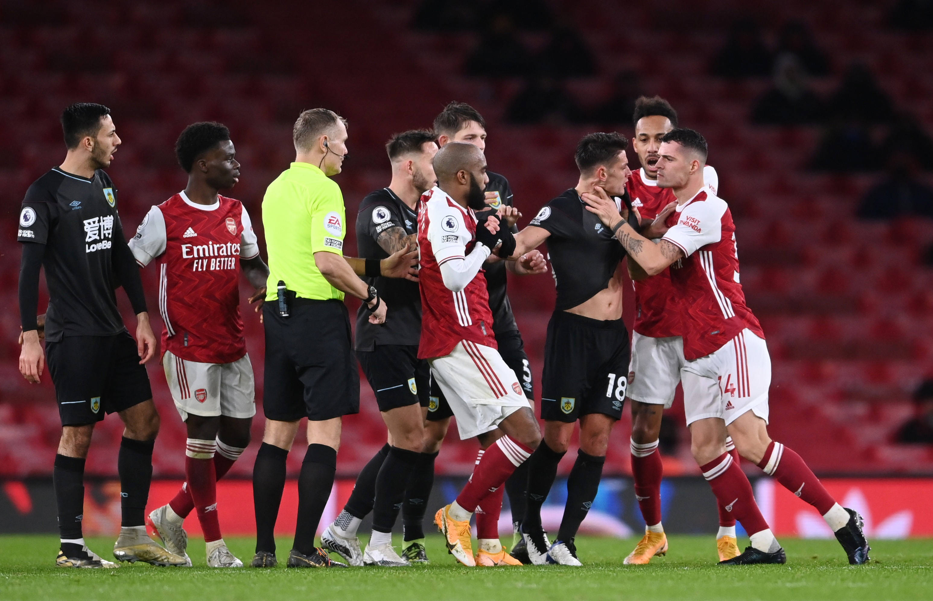 形成鮮明對 形成鮮明對